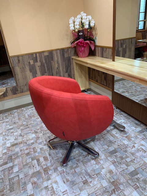 赤で丸い新しいセット椅子